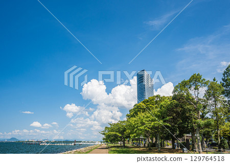 Summer scenery at Nagisa Park on the shores of Lake Biwa, Otsu City, Shiga Prefecture 129764518