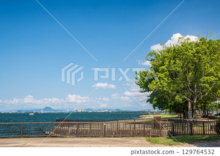 Summer scenery at Nagisa Park on the shores of Lake Biwa, Otsu City, Shiga Prefecture 129764532