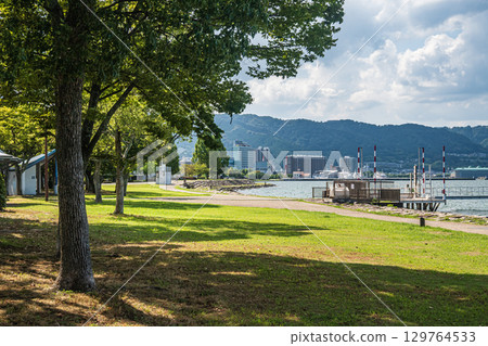 Summer scenery at Nagisa Park on the shores of Lake Biwa, Otsu City, Shiga Prefecture 129764533