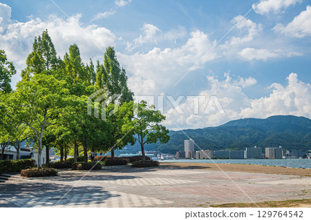 Summer scenery at Nagisa Park on the shores of Lake Biwa, Otsu City, Shiga Prefecture 129764542