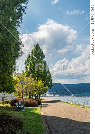 Summer scenery at Nagisa Park on the shores of Lake Biwa, Otsu City, Shiga Prefecture 129764545