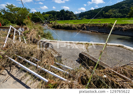 鹿兒島縣姶良市梶木町遭受暴雨攻擊。網掛川洪水導致一座橋樑倒塌。 129765622