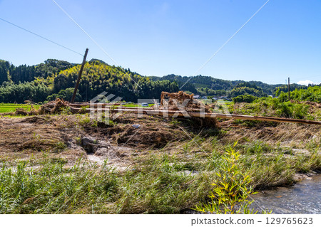 鹿兒島縣姶良市梶木町暴雨災害:網掛川洪水導致大樹倒塌並被沖上岸 鹿兒島縣姶良市梶木町暴雨災害:網掛川洪水導致大樹倒塌並被沖上岸 129765623