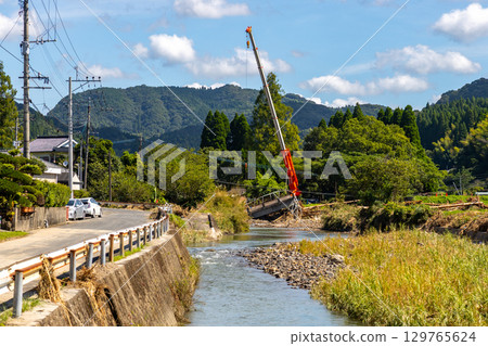 鹿兒島縣姶良市梶木町遭受暴雨攻擊。網掛川洪水導致一座橋樑倒塌。 鹿兒島縣姶良市梶木町遭受暴雨攻擊。網掛川洪水導致一座橋樑倒塌。 129765624