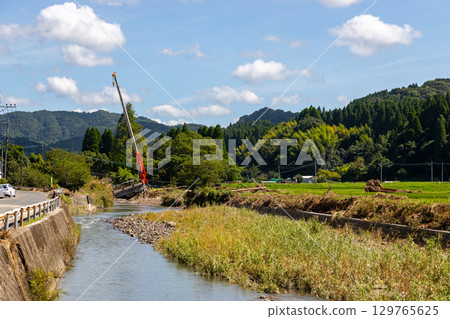 鹿兒島縣姶良市梶木町遭受暴雨攻擊。網掛川洪水導致一座橋樑倒塌。 129765625