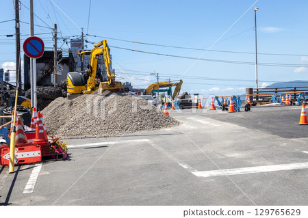 Traffic paralyzed by flooding: Repairs to intersections damaged by heavy rain in Aira City, Kagoshima Prefecture 129765629