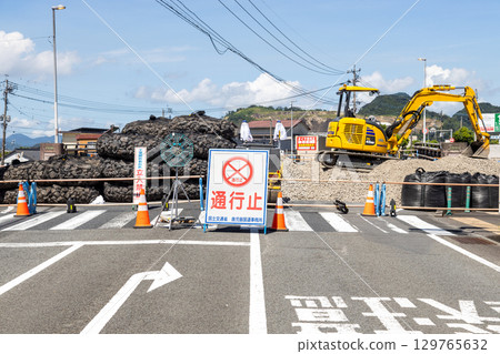 An intersection with a traffic light closed due to flooding in Aira City, Kagoshima Prefecture An intersection with a traffic light closed due to flooding in Aira City, Kagoshima Prefecture 129765632