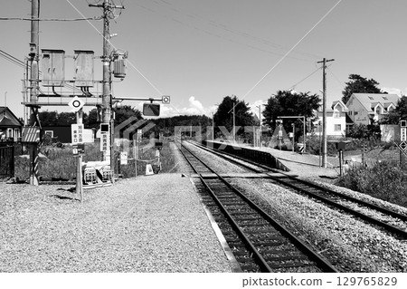 黑白“Bimaushi 站”月台和軌道 129765829