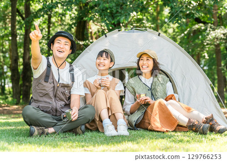 Park, campsite, one-touch tent spread, day camp, picnic, forest bathing family, parent and child 129766253