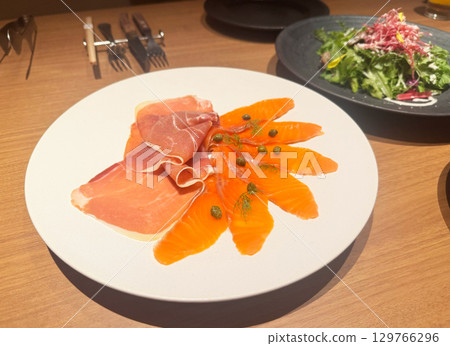 煙燻鮭魚和火腿 煙燻鮭魚和火腿 129766296
