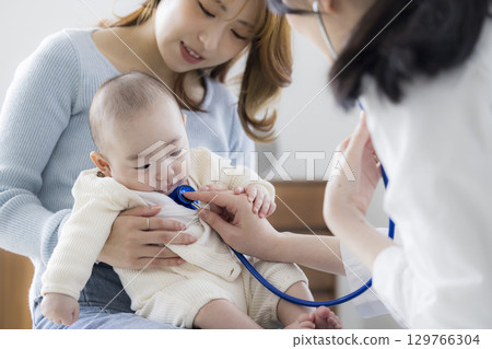 Baby receiving medical examination Baby receiving medical examination 129766304
