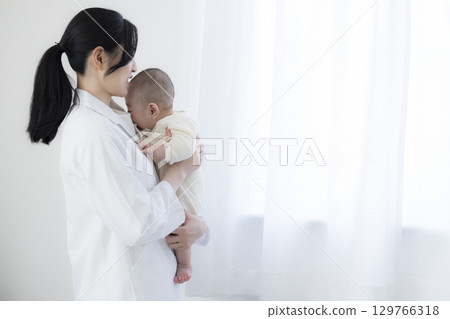 嬰兒正在接受檢查 嬰兒正在接受檢查 129766318