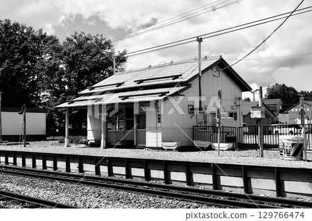 "Bimaushi Station" Station building with a Showa feel - Platform and station building "black and white" 129766474