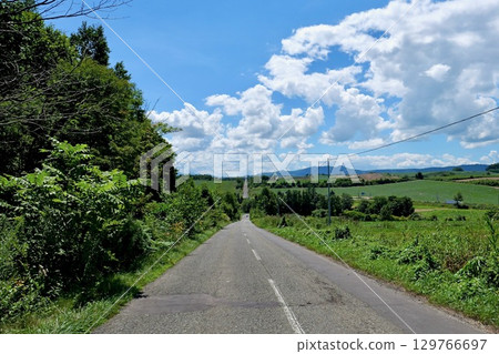 "Biei" Clear skies and "Roller Coaster Road" from the Bibaushi side 129766697