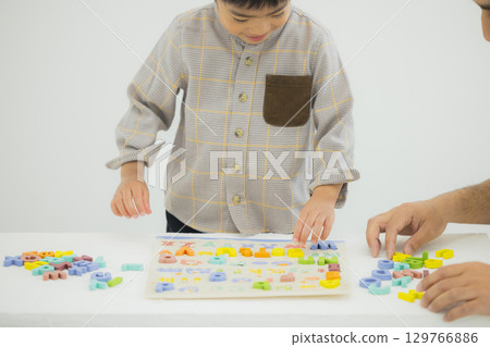 玩字母積木的孩子 129766886
