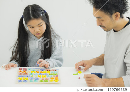 玩字母積木的孩子 129766889
