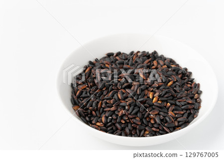 白背景盤子裡的黑米 129767005