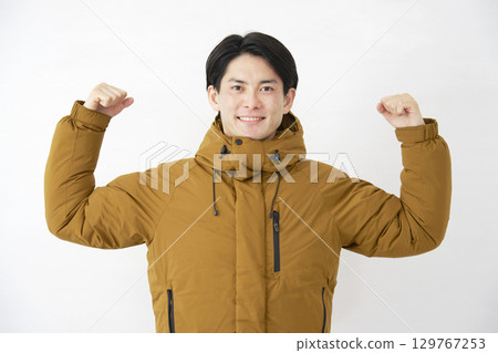 一個穿著羽絨外套的男人，有動力，白色背景 129767253