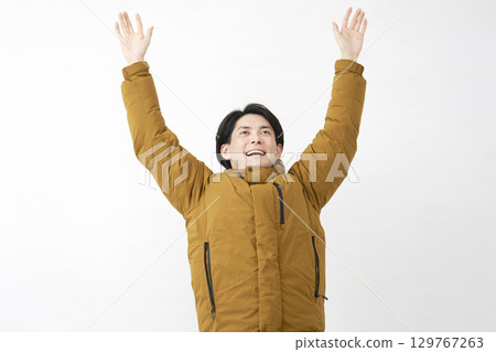 男人穿著羽絨外套伸展白色背景 129767263