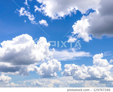 Beautiful and fluffy white clouds float in the vast blue summer sky 129767266