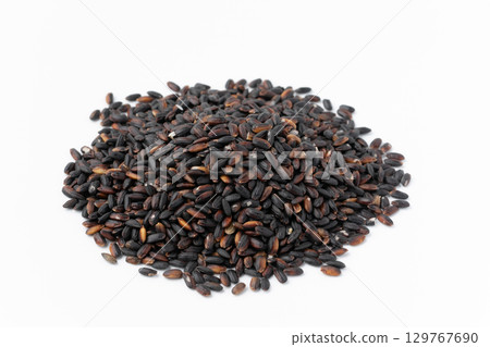 Black rice on white background 129767690