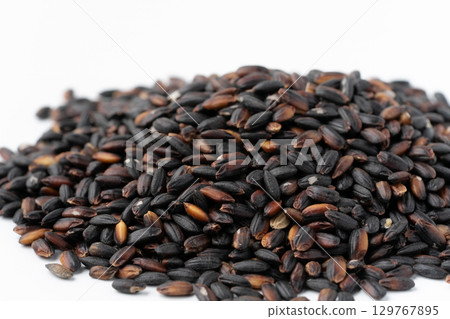 Close-up of black rice 129767895