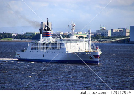 A full-day voyage... The third generation Ogasawara Maru, a passenger and cargo ship that supports the lives of Chichijima and Hahajima A full-day voyage... The third generation Ogasawara Maru, a passenger and cargo ship that supports the lives of Chichijima and Hahajima 129767999
