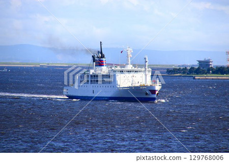 A full-day voyage... The third generation Ogasawara Maru, a passenger and cargo ship that supports the lives of Chichijima and Hahajima 129768006
