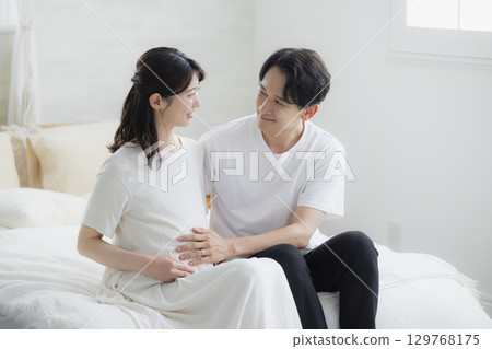 臥室裡的懷孕夫婦 129768175