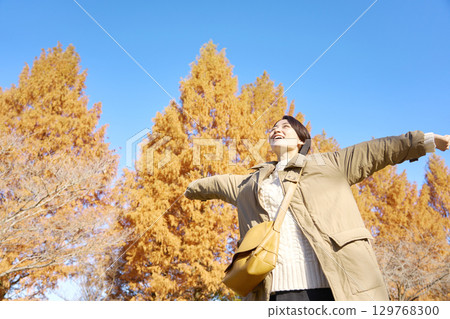 Woman, middle-aged, autumn leaves, travel 129768300