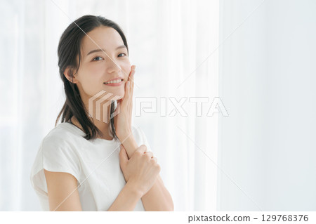 年輕女性的美麗形象 129768376