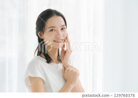 年輕女性的美麗形象 129768378