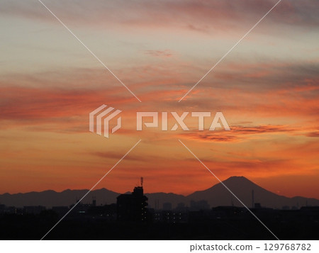川口市的美麗夕陽和富士山的日落 川口市的美麗夕陽和富士山的日落 129768782