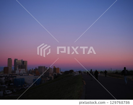 黃昏時分，金星帶籠罩著摩天大樓 129768786