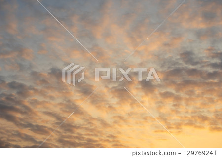 秋日的天空“日出時的羊雲” 129769241