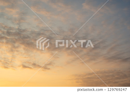 秋日的天空“日出時的羊雲” 129769247