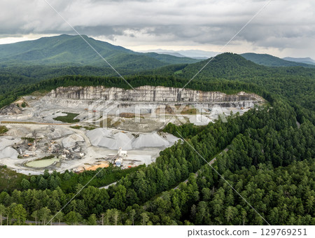 Open-pit mine of gravel materials for construction industry in Appalachian mountains in North Carolina, USA 129769251