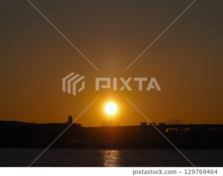 The sun rises from the opposite bank of the Arakawa River 129769464