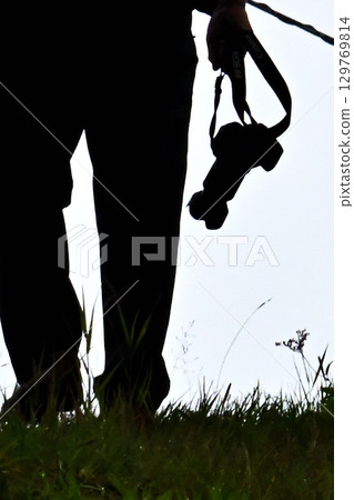 一位攝影師沿著白馬五龍行走 一位攝影師沿著白馬五龍行走 129769814