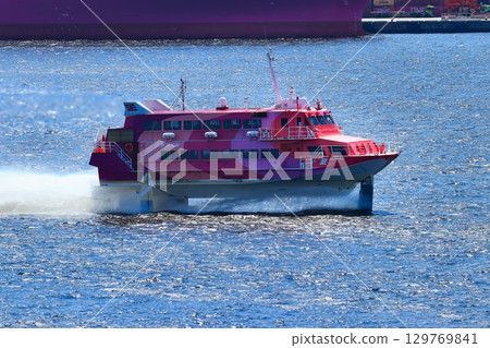An exhilarating ride across the ocean... A Jetfoil gliding through Tokyo Port 129769841