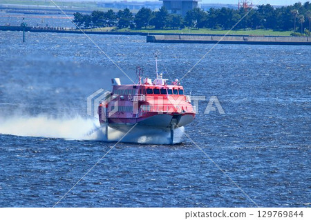 An exhilarating ride across the ocean... A Jetfoil gliding through Tokyo Port 129769844