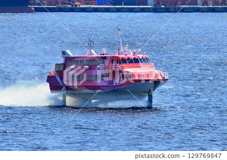一趟令人興奮的跨海之旅…一艘噴射水翼船駛過東京港 一趟令人興奮的跨海之旅…一艘噴射水翼船駛過東京港 129769847