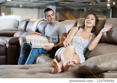 Boyfriend and girlfriend are choosing color of sofa in furniture store Boyfriend and girlfriend are choosing color of sofa in furniture store 129769888