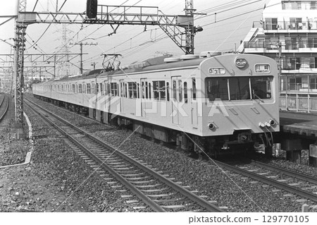 在 JNR 時代,101 系列南武線雲羽 101-199 等列車於 Shirite 運行,1983 年 3 月 9 日 在 JNR 時代,101 系列南武線雲羽 101-199 等列車於 Shirite 運行,1983 年 3 月 9 日 129770105