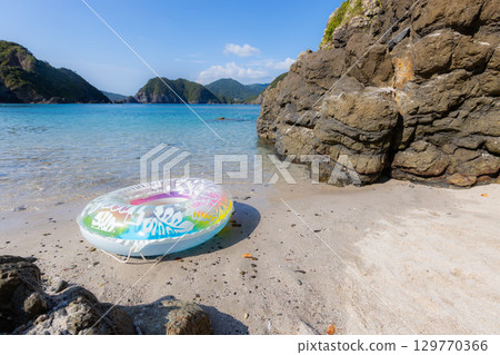 鹿兒島的阿吉羅哈馬海灘，那裡有游泳圈和美麗的海灘 庫存照片 129770366