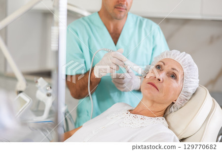 doctor uses RF lifting equipment doctor uses RF lifting equipment 129770682