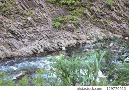 The clear stream of Kiyotsu Gorge, huge rock walls, and cliffs with columnar joints The clear stream of Kiyotsu Gorge, huge rock walls, and cliffs with columnar joints 129770913