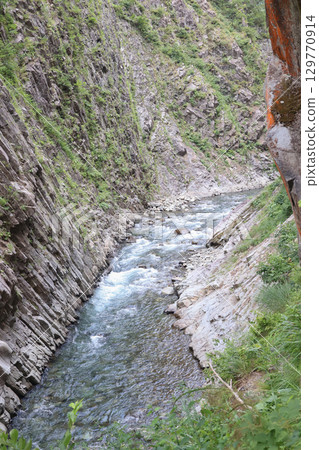 The clear stream of Kiyotsu Gorge, huge rock walls, and cliffs with columnar joints 129770914