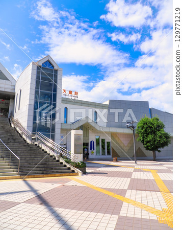 藍天下的天童站東口和山形縣天童市天童市將棋博物館入口 129771219