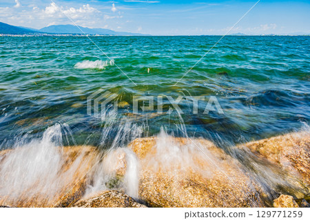 大津市琵琶湖畔的海浪 129771259